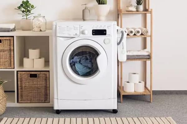 Una lavadora moderna para lavar panales y compresas de tela.